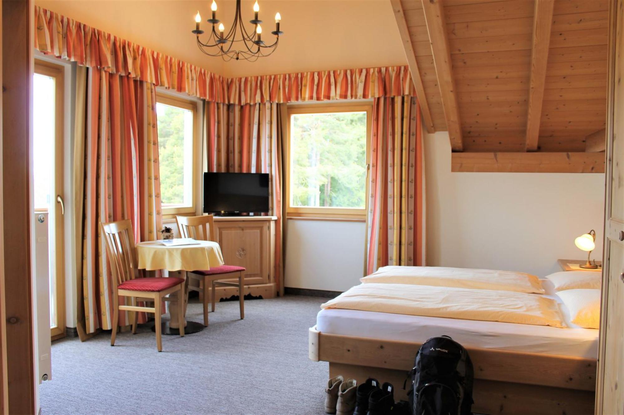Hotel Landgasthof Laerchenwald Collepietra  Ngoại thất bức ảnh